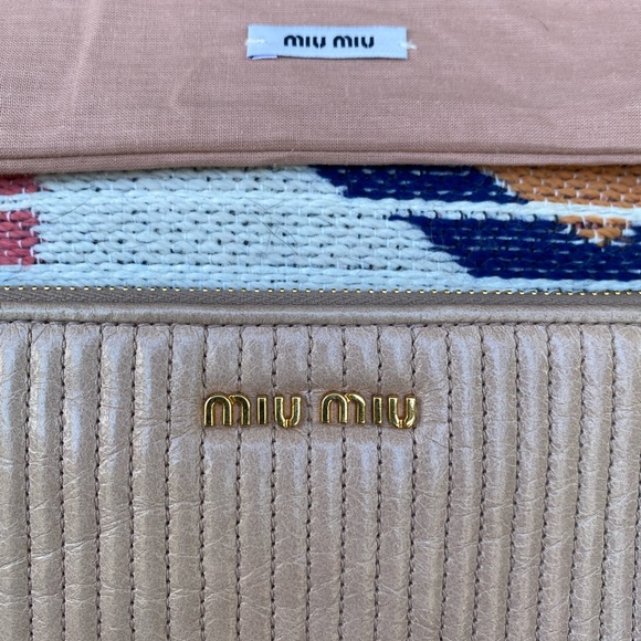 NEW MIU MIU CLUTCH WRISTLET WITH AUTHENTICITY CARD VITELLO SHINE CIPRIA PRADA - Picture 3 of 13